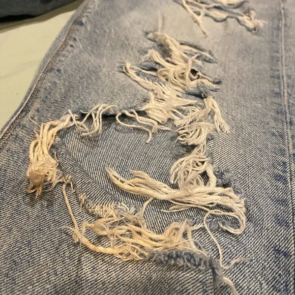 American Eagle Mom Jeans Light Wash Ripped Distressed  Size 2 short. - Picture 2 of 8
